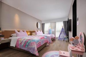 Postel nebo postele na pokoji v ubytování Leeden Hotel Hangzhou