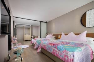 Postel nebo postele na pokoji v ubytování Leeden Hotel Hangzhou