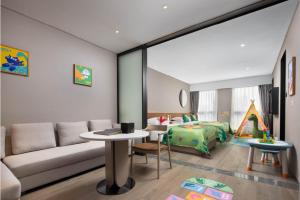 Postel nebo postele na pokoji v ubytování Leeden Hotel Hangzhou