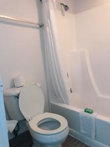 Ένα μπάνιο στο Super 8 by Wyndham San Jose Airport