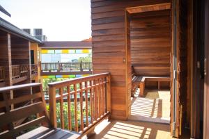 En balkong eller terrasse på At Gate Thaphae Hotel