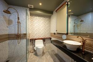 Koupelna v ubytování At Gate Thaphae Hotel