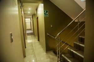 ein Flur mit Treppe und einer grünen Wand in der Unterkunft Estancia Saraja in Ica