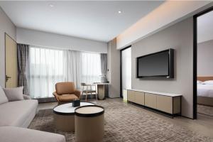 TV a/nebo společenská místnost v ubytování Leeden Hotel Hangzhou