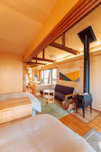 1 dormitorio con 2 camas y chimenea en ROKKONOMAD, en Kobe