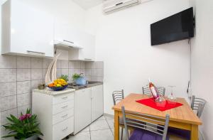 Η κουζίνα ή μικρή κουζίνα στο Apartments Kirigin
