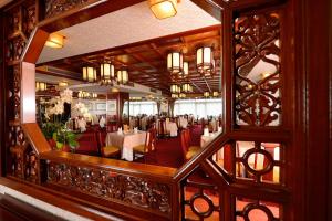 台北的住宿－台北福華大飯店，享有带桌椅的用餐室的景色