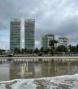 Vistas a una ciudad con edificios en el fondo en Resort Playa Azul A en Esmeraldas