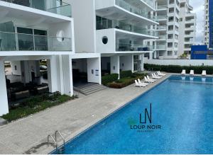 un gran edificio de apartamentos con piscina en Resort Playa Azul A en Esmeraldas