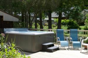 Gallery image of Enchanter Ocean View Suites in Madeira Park