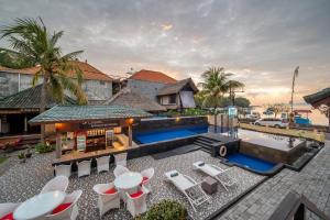 z góry widok na dom z basenem w obiekcie Absolute Scuba Bali Dive Resort w mieście Padangbai