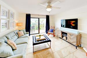 salon z kanapą i telewizorem z płaskim ekranem w obiekcie Summerhouse Condo w mieście St. Augustine