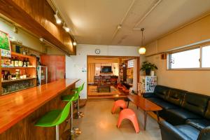 sala de estar con bar y sofá en Green Guesthouse, en Kagoshima