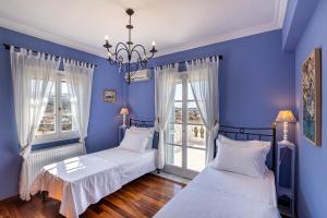 A bed or beds in a room at Villa Casa Del Sol Syros