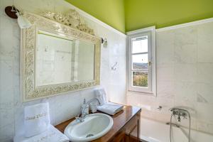 A bathroom at Villa Casa Del Sol Syros