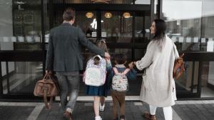 een gezin loopt met hun kind langs een winkelraam bij Holiday Inn Newcastle Gosforth Park by IHG in Newcastle upon Tyne +250 foto's