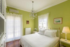 A bed or beds in a room at Villa Casa Del Sol Syros Még 37 kép
