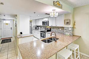 - une cuisine avec un évier et un comptoir dans l'établissement Waterview Condo Unit 204, à Clearwater Beach