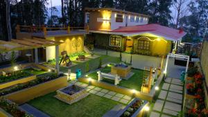 een model van een huis met een tuin 's nachts bij Western Valley Home stay in Kodaikānāl