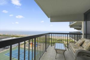 een balkon met een bank en uitzicht op de oceaan bij Sea Watch Condos IX in Ocean City