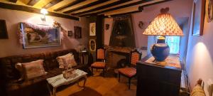 瓦萊拉-德阿里巴的住宿－Room in Guest room - Romantic Christmas at La Quinta de Malu，带沙发和台灯的客厅