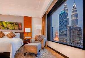 Postel nebo postele na pokoji v ubytování Impiana KLCC Hotel
