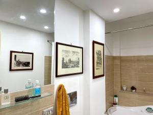 łazienka z umywalką i lustrem w obiekcie CESARE'S HOME w Katanii +37 zdjęć