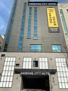 an awesome city hotel with an awesome city hotel at Anseong City Hotel in Anseong