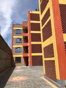 ナイバシャにあるMaluhia Halelaa- A9のオレンジと黄色の壁が隣接する建物
