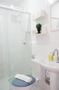 a bathroom with a shower and a toilet and a sink at Apartamento aconchegante in Petrópolis