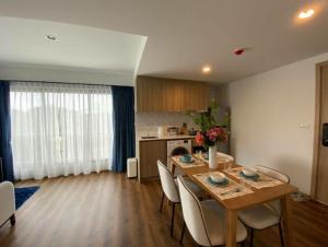 une cuisine et un salon avec une table et des chaises dans l'établissement LA HABANA501, à Hua Hin