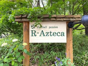 ein Zeichen für einen rayazoszos in der Unterkunft Pension Razteca in Hakuba