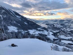 una persona su uno snowboard su una montagna innevata di Alpendorf Hotel Stern a Sankt Johann im Pongau Altre 70 foto