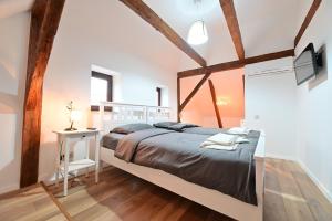 een slaapkamer met een groot bed en een bureau bij FLH - Limette Home in Sibiu