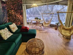 a living room with a green couch and a table at Leniwka in Świebodzin