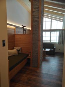 1 dormitorio con 1 cama y 1 sofá en una habitación en Ferienwohnung Alpenluft, en Hochfilzen