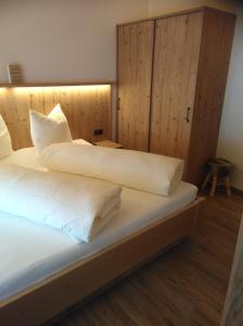 A bed or beds in a room at Ferienwohnung Alpenluft