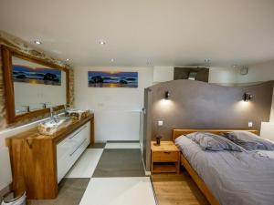 1 dormitorio con cama y lavamanos en Gîte le Troisième- gitesdesbalcons-com, en Panossas