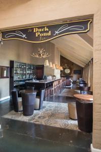 eine Bar mit einem Haufen Barhocker in einem Restaurant in der Unterkunft Critchley Hackle in Dullstroom