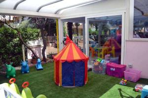 Taman di luar HOTEL TRE ROSE