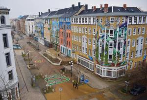 un grupo de edificios en una ciudad con una calle en FULL HOUSE Studios - Brühl's Skyline Apartment - Nespresso inkl, en Chemnitz