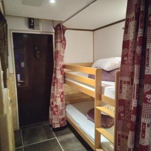 ヴァル・トランスにあるLes Nevesの小さなお部屋で、二段ベッド2組が備わります。
