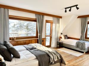 1 dormitorio con 2 camas y ventana en Kwatera Górska 903mnpm, en Zakopane