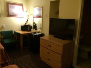 a hotel room with a television on a dresser at Caravan Motel in Niagara Falls