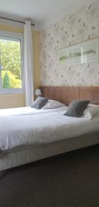 Ein Bett oder Betten in einem Zimmer der Unterkunft Hotel Le Rivage
