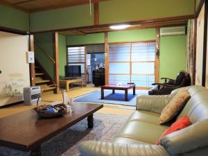 Posezení v ubytování 四国旅行のHUB拠点 古民家ゲストハウス heso camp