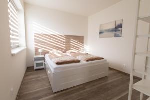 Postel nebo postele na pokoji v ubytování Apartmány pod Zakletým - Hotel Říčky