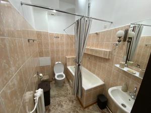 Un baño de KievApts Maydan Apartments