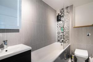 Bilik mandi di Immaculate 3 Bed House - Stunning Balcony Views +57 gambar