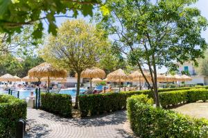Бассейн в Summer Time Family Resort или поблизости